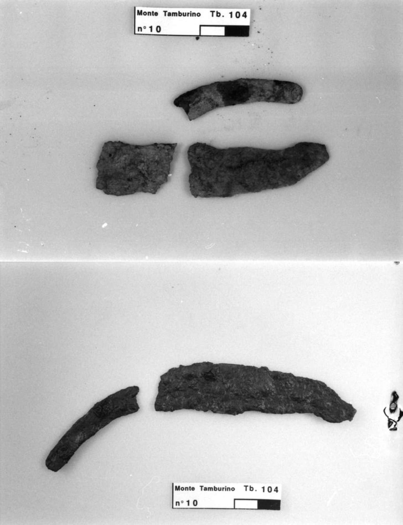 coltello in ferro in frammenti prima del restauro
